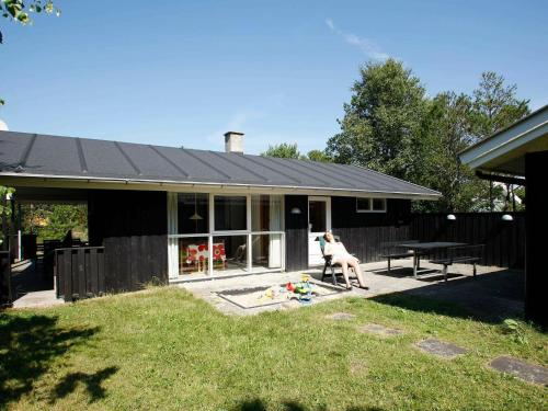 Фотография гостевого дома Three-Bedroom Holiday home in Ålbæk 18
