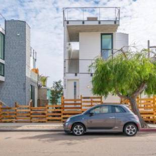 Фотографии гостевого дома 
            Steps to the Beach, Rooftop Deck