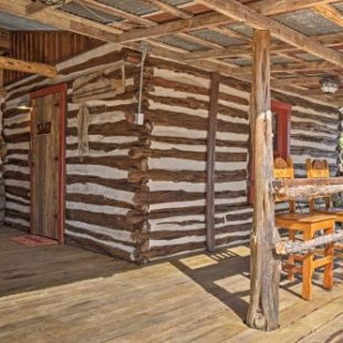 Фотография гостевого дома Custom Texas Cabin Studio - 5 Min to Gruene Hall