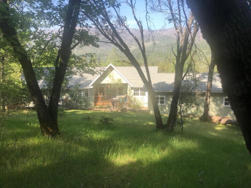 Фотографии гостевого дома 
            Yosemite Bass Lake-Creek Hikers Ranch Home