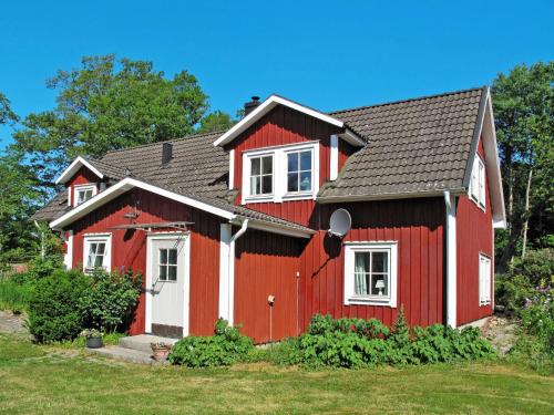 Фотография гостевого дома Holiday Home Matvik - BLE051