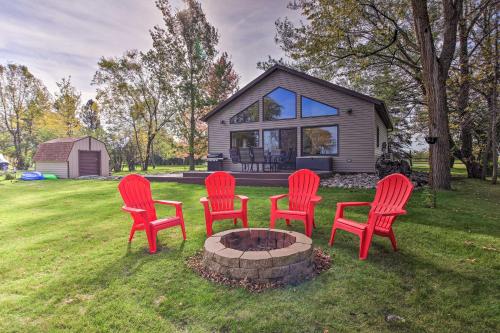 Фотографии гостевого дома 
            Waterfront Cabin in Detroit Lakes with Deck and Yard