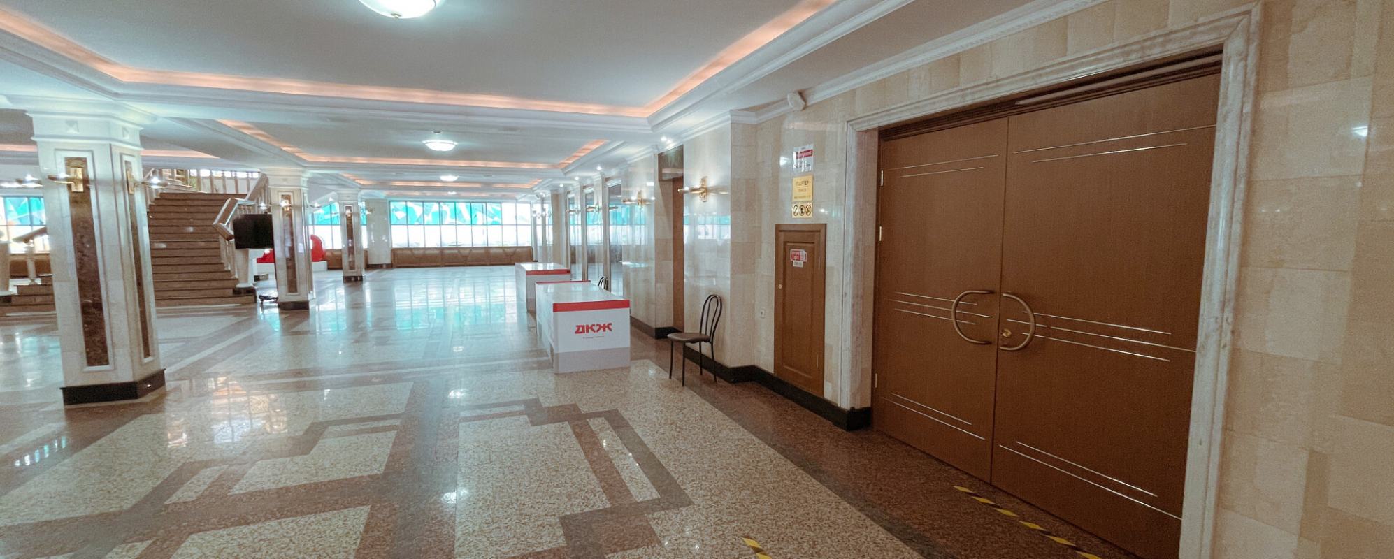 Фотографии фойе ДК Железнодорожников Фойе первого этажа