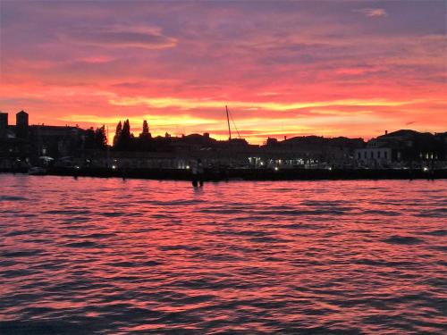 Фотография гостевого дома Harry s Canal View NEW Property 2022