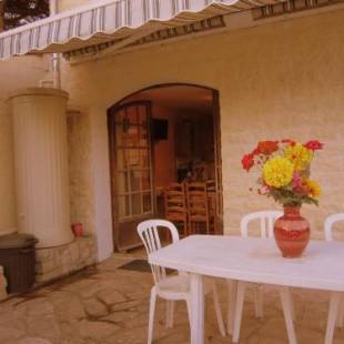 Фотографии гостевого дома 
            Cozy cottage in Vaires-sur-Marne with Garden