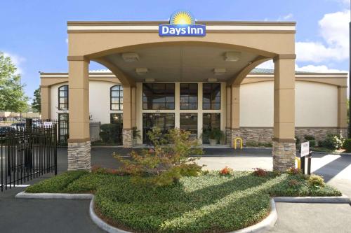Фотография гостиницы Days Inn & Suites by Wyndham Tuscaloosa - Univ. of Alabama