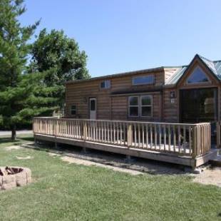 Фотографии базы отдыха
Lakeland RV Campground Deluxe Loft Cabin 11