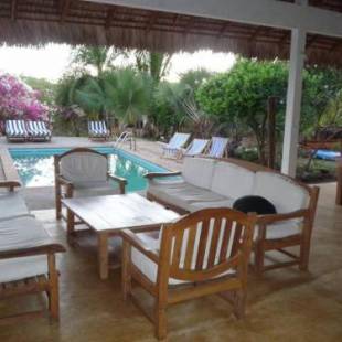 Фотографии гостевого дома 
            2 bedrooms bungalow with sea view shared pool and enclosed garden at Andilana