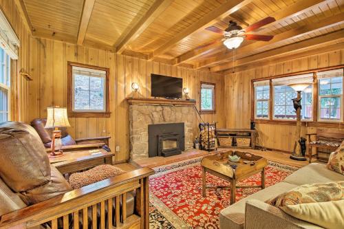 Фотографии гостевого дома
Vintage Snow White Cottage about 2 Miles to Village!