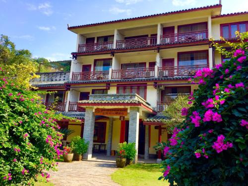 Фотография гостиницы Snow Lion Riverside Resort