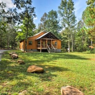 Фотография гостевого дома Peaceful Cabin with Deck, 3 Mi to Little River Canyon