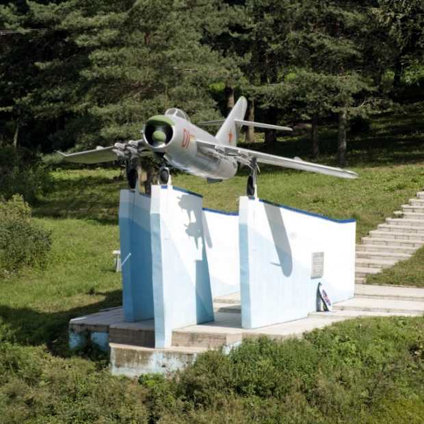Фотографии памятника 
            Самолет-памятник МиГ-17
