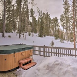 Фотография гостевого дома Cozy Cabin in Lead with Hot Tub Near Hiking and Skiing