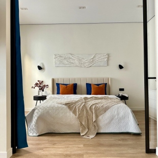 Фотография квартиры Апартаменты 143 Комфорт Сити с двуспальной кроватью, диваном и красивым видом