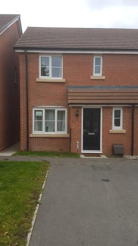 Фотографии гостевого дома 
            The Cosy House with Free Parking, Garden and Smart TV with Netflix by Yoko Property - Perfect for Contractors, Groups & Relocation