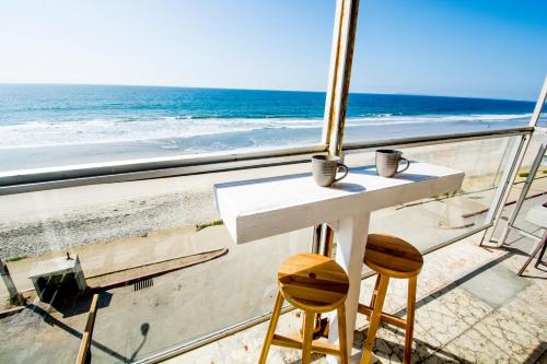 Фотография квартиры Cozy BEACHFRONT 1 Bdr Apt