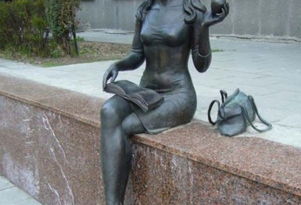 Фотография памятника Памятник студентке