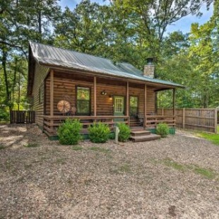 Фотография гостевого дома Ideally Located Broken Bow Cabin - Private Hot Tub