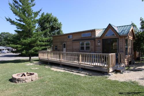 Фотография базы отдыха Lakeland RV Campground Deluxe Loft Cabin 11