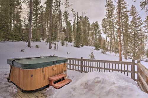 Фотография гостевого дома Cozy Cabin in Lead with Hot Tub Near Hiking and Skiing