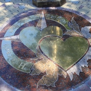 Фотография достопримечательности Скульптура Нулевой километр любви