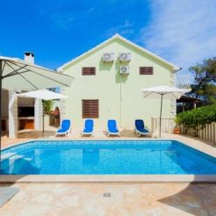 Фотографии гостевого дома 
            Seaside family friendly house with a swimming pool Brna - Vinacac, Korcula - 9266