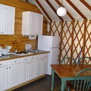 Фотографии базы отдыха
Yosemite Lakes River Yurt 21