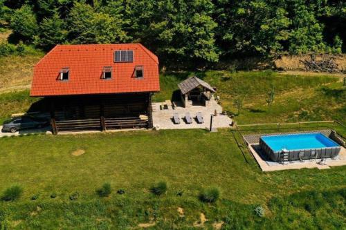Фотографии гостевого дома
Rustic retreat with pool počitnice na kozolcu
