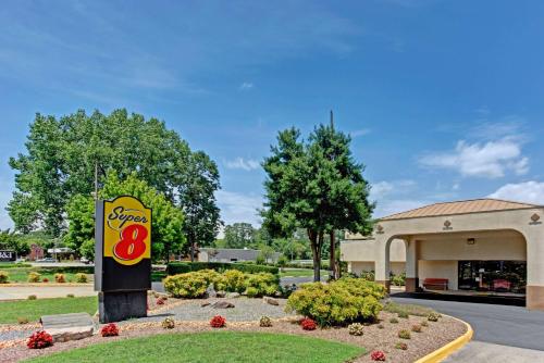 Фотография гостиницы Super 8 by Wyndham Williamsburg/Historic Area