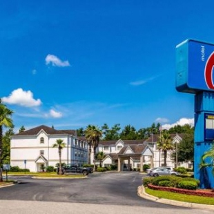 Фотография гостиницы Red Roof Inn PLUS+ & Suites Savannah – I-95