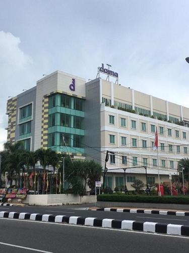 Фотографии гостиницы 
            Daima Hotel Padang