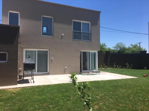 Фотография гостевого дома Casa Gringa Casa hermosa y moderna entre el campo y la ciudad