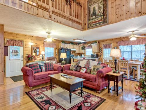 Фотография гостевого дома Mountain Mist, 2 Bedrooms, Sleeps 6, Pool Table, Pet Friendly, Indoor Pool