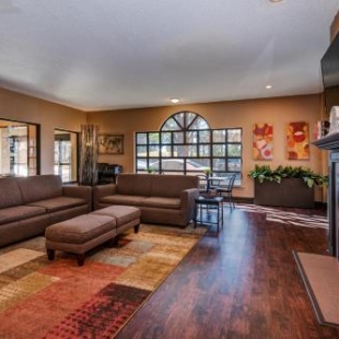 Фотография гостиницы Guest Inn & Suites - Midtown Medical Center