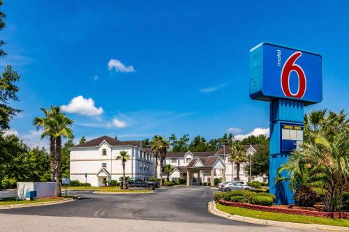 Фотография гостиницы Red Roof Inn PLUS+ & Suites Savannah – I-95