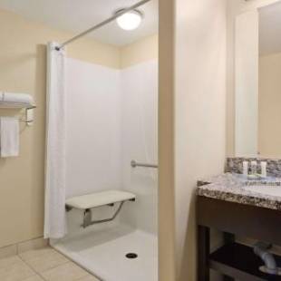 Фотографии гостиницы 
            Super 8 by Wyndham Saskatoon Near Downtown