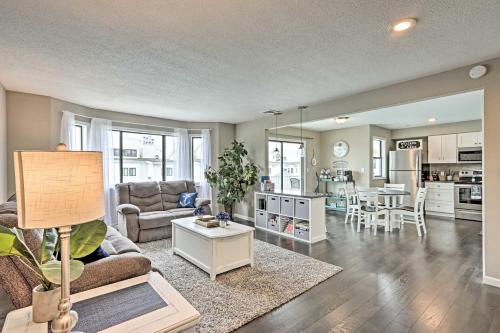 Фотографии гостевого дома
Pool-View Condo Walk to Shops, 4Mi to Lake!