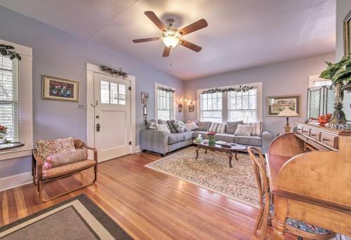 Фотография гостевого дома Charming Canyon Lake Cottage with Pool and BBQ Pit!