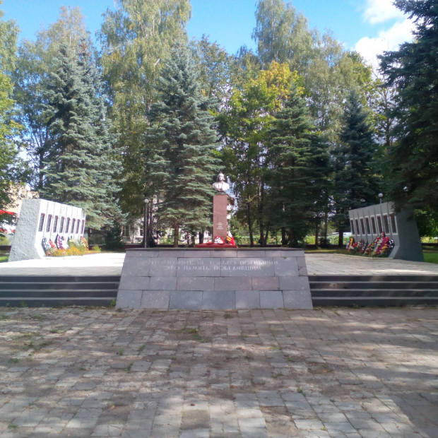 Фотографии памятника 
            Памятник Герою Советского Союза Лизе Чайкиной