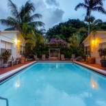 Фотография мотеля Richard's Motel Courtyard