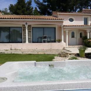 Фотографии гостевого дома
Appartement de 2 chambres avec vue sur la mer jacuzzy et jardin clos a La Cadiere d'Azur a 5 km de la plage