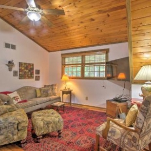 Фотография гостевого дома Couples Cabin - 5 Mi to DT Berkeley Springs!