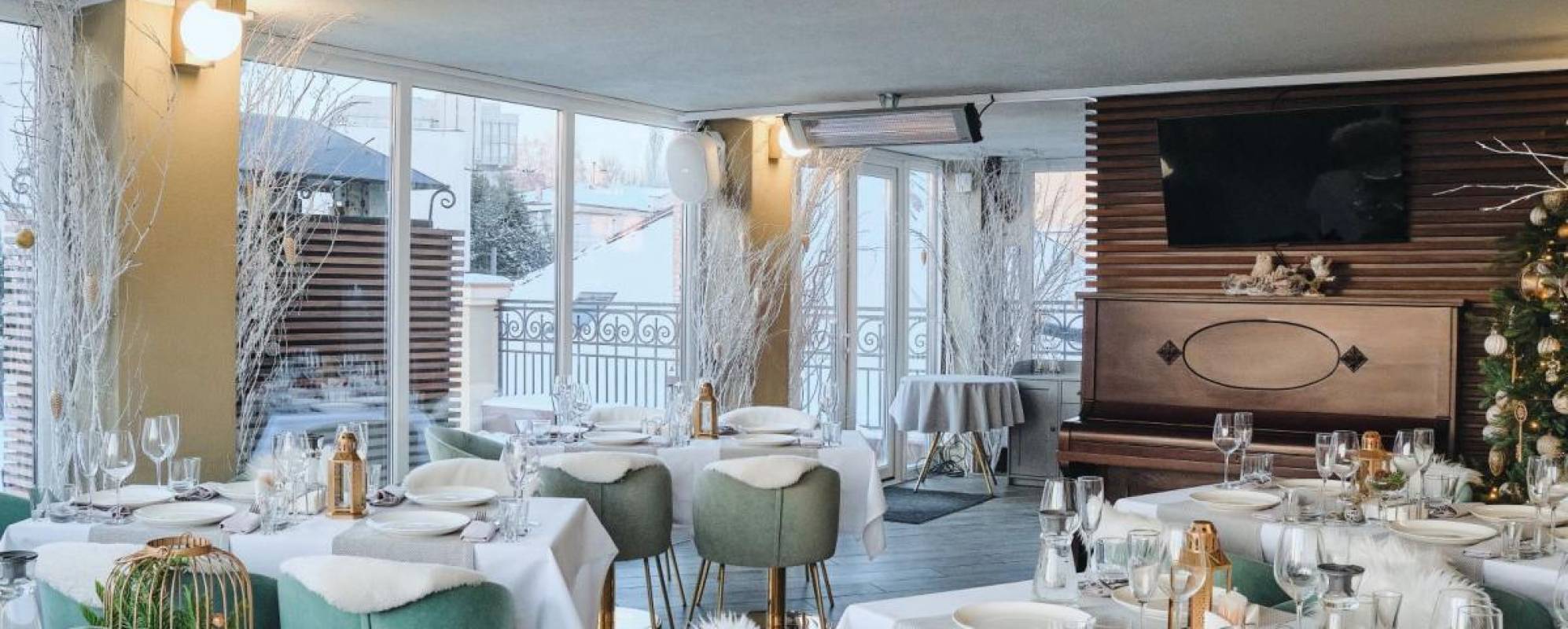 Фотографии банкетного зала Зал ресторана Небо Казани с панорамными окнами