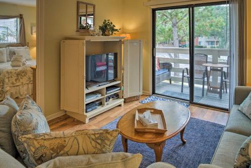 Фотография гостевого дома Hilton Head Condo - Walk to Folly Field Beach!
