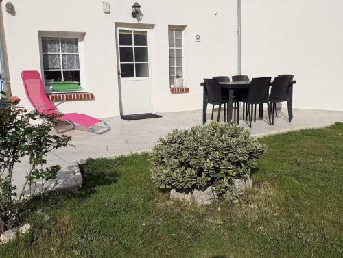 Фотография гостевого дома Calme et verdure en plein coeur d Illiers Combray