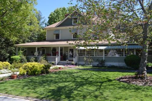 Фотография гостиницы Red Rocker Inn