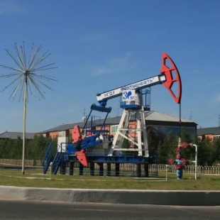 Фотография памятника Станок – качалка нефтедобывающей скважины