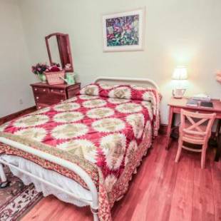 Фотографии мини отеля
The Edgewater Hotel