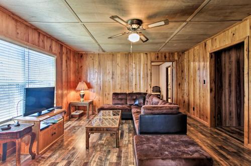 Фотографии гостевого дома 
            Remodeled Lakefront Dandridge Home with Deck and Dock!