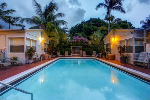 Фотография мотеля Richard's Motel Courtyard